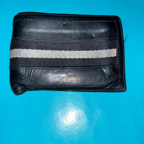 AUTHENTIC 100% leather Bally wallet. Needs to be repaired on the side. - Picture 5 of 11